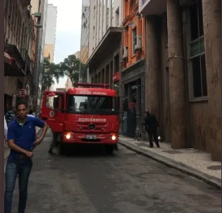 Três bombeiros morrem ao tentar apagar incêndio em boate no centro do Rio