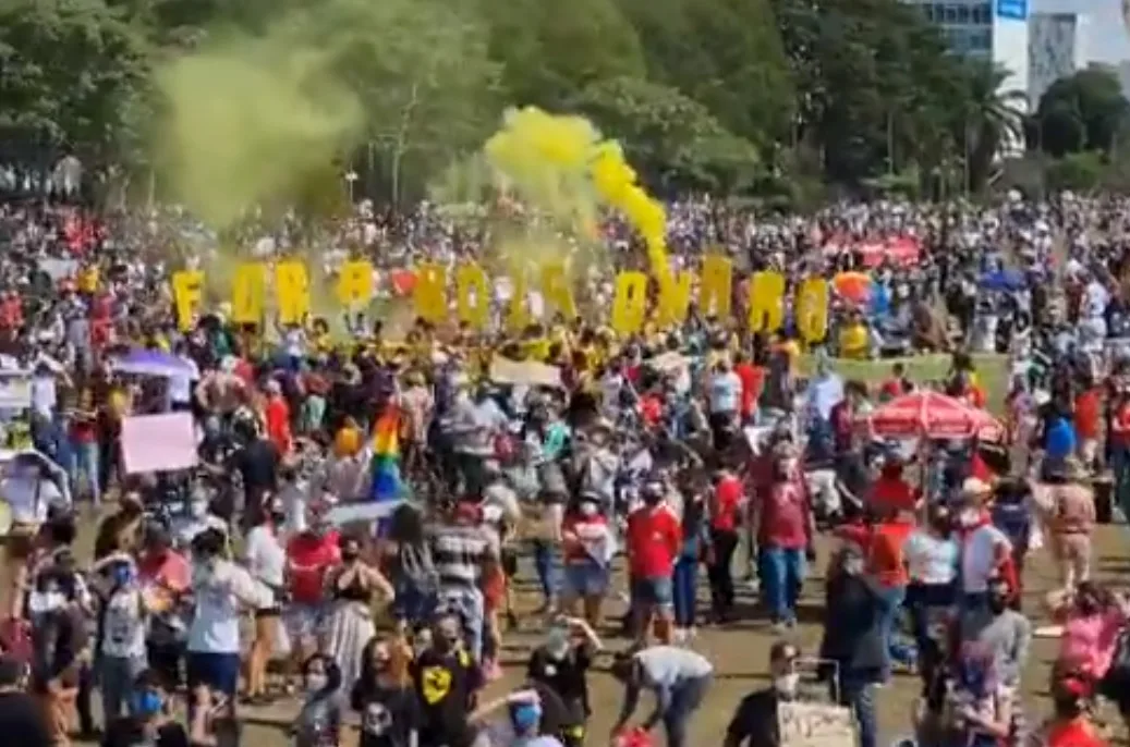 Em dia de protestos contra Bolsonaro, políticos já começam mobilização nas redes