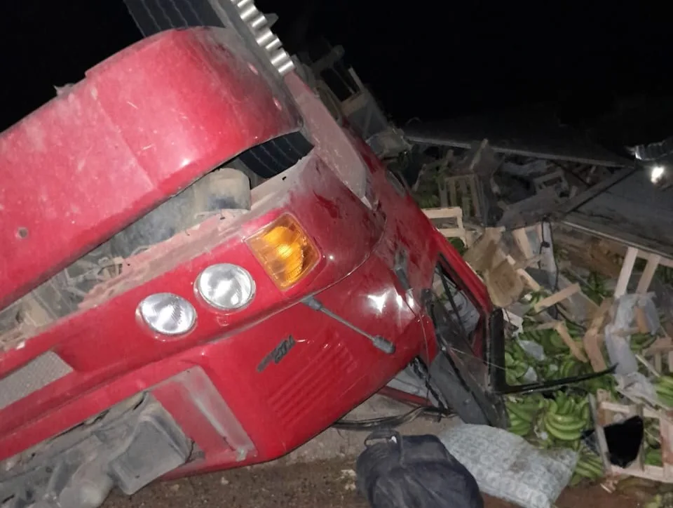 Motorista fica preso às ferragens e morre após acidente em Laranja da Terra