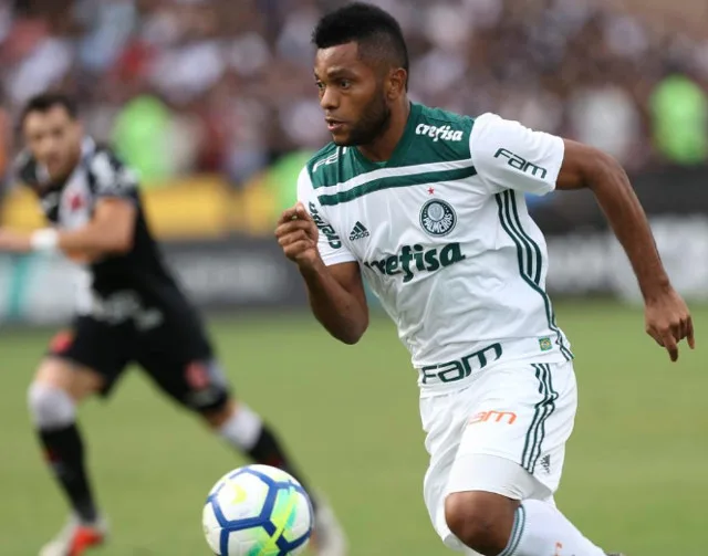 Palmeiras chega a São Paulo e comemora título brasileiro com torcida