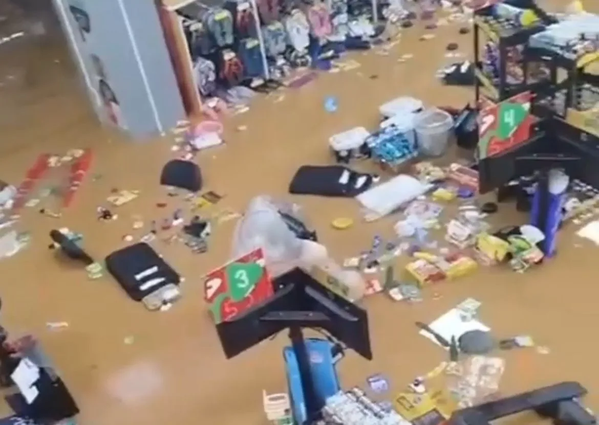 Supermercado fica debaixo d'água com "mar" de mercadorias; veja vídeo