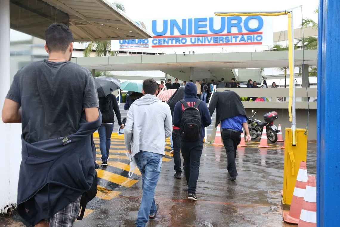 Estudantes chegam à faculdade Unieuro, em Brasília, para a realização da prova do Enade.