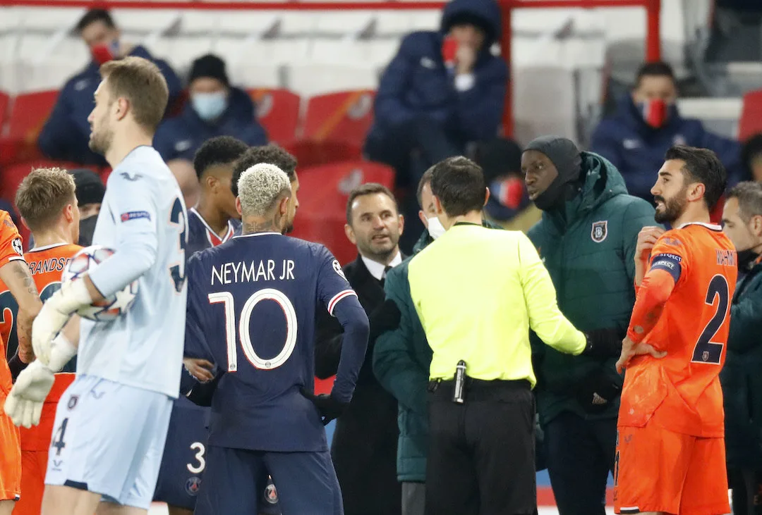 VÍDEO | Jogadores de PSG e Basaksehir deixam o campo alegando ato racista do 4º árbitro