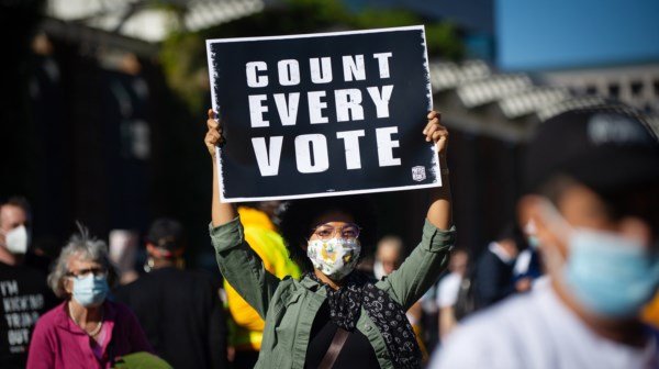 À medida em que apuração da eleição continua, EUA têm segunda noite de protestos