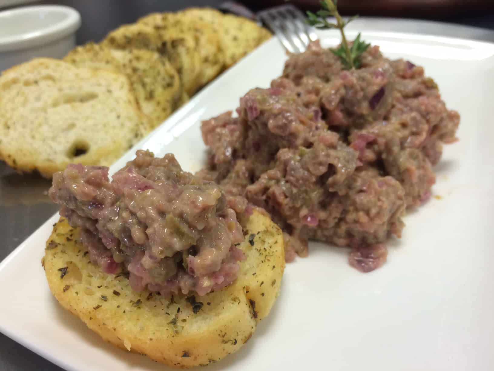 Aprenda a fazer um steak tartare