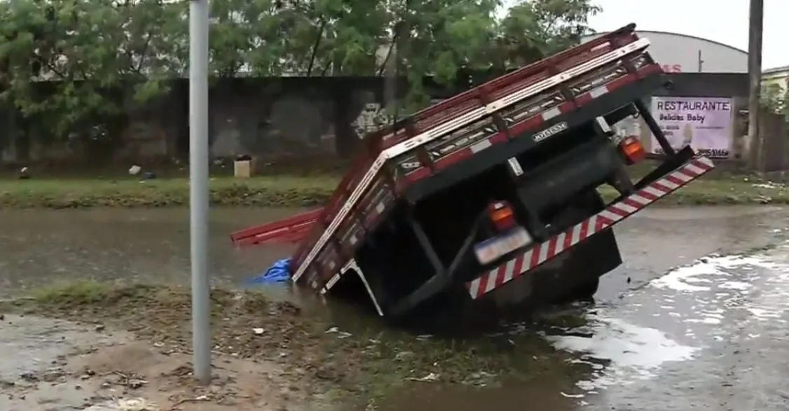 VÍDEOS | Caminhão cai em valão de Vila Velha após fortes chuvas