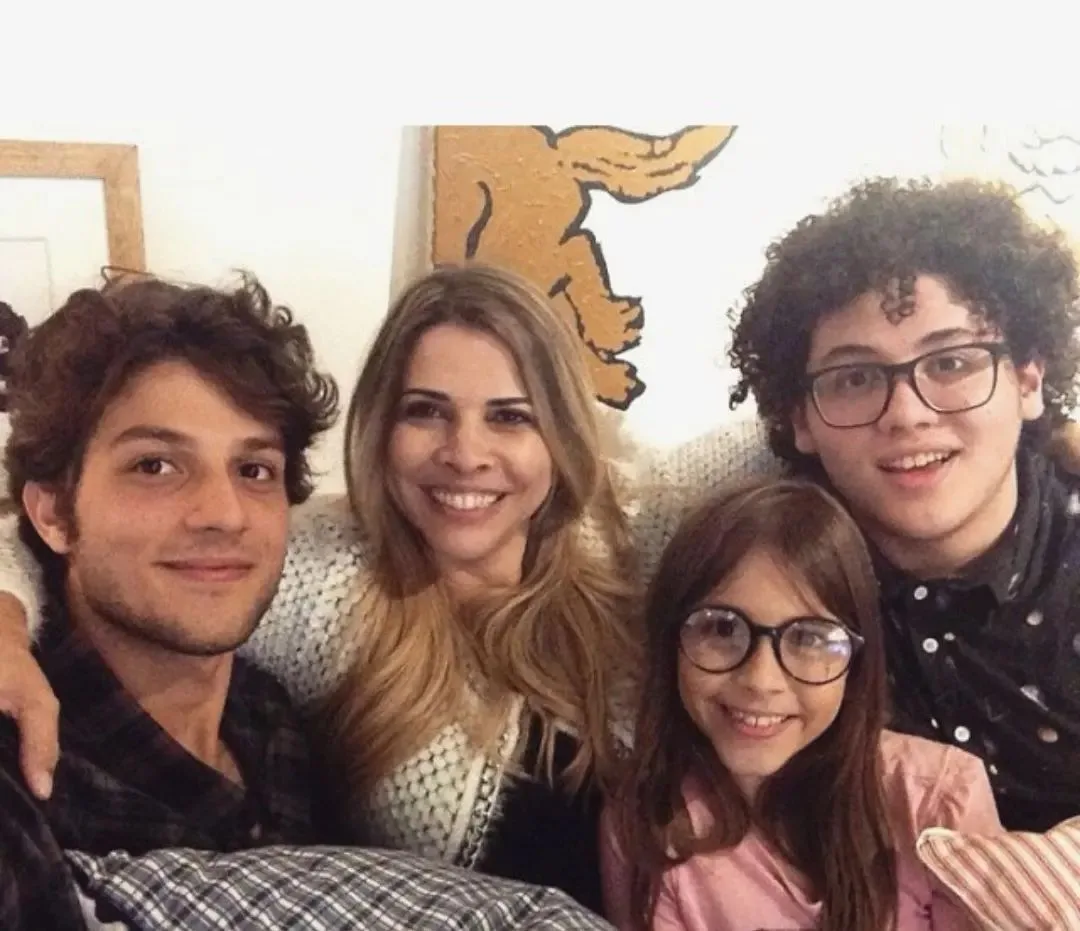 Mãe posta desabafo em foto com Chay Suede antes da fama: "Deus" (Foto: Reprodução/Instagram @hericagodoy)