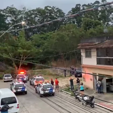 VÍDEO | Após assaltar joalheria, suspeito atira no meio da rua e sequestra motorista em Vila Velha