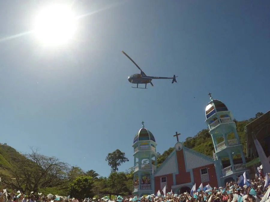 Piloto morto em acidente de helicóptero já promoveu 'chuva' de pétalas em evento religioso