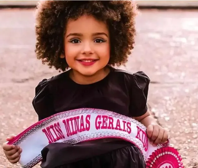 Miss Minas Gerais Kids é alvo de ataques racistas após concurso de beleza