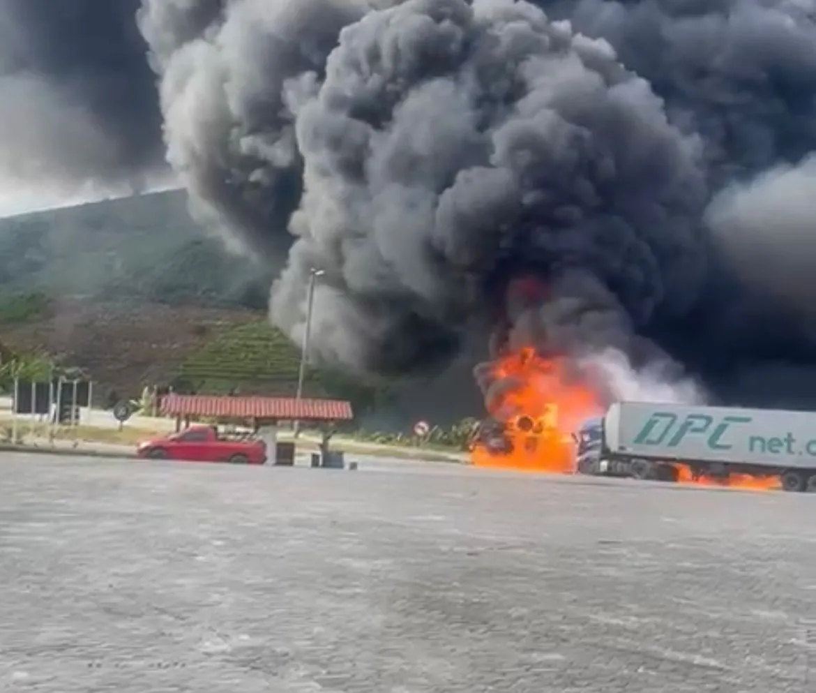 Carreta carregada com combustível pega fogo e BR-262 é interditada no Sul do ES