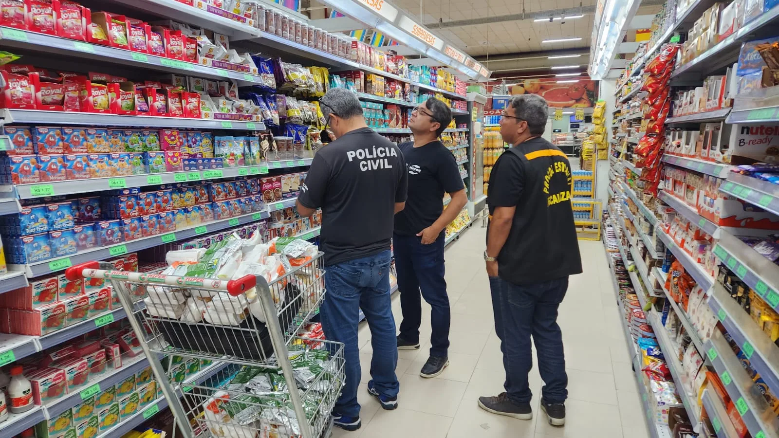 Comida estragada e vencida é apreendida em supermercados da Grande Vitória