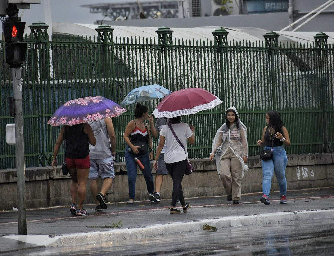 Vem chuva aí! TSE pede que eleitores votem mais cedo