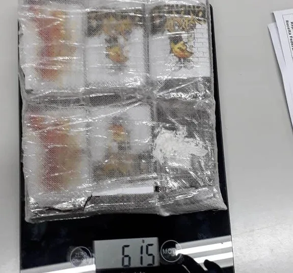 VÍDEO | Receita Federal apreende R$ 30 mil em droga que seria trazida para Vitória