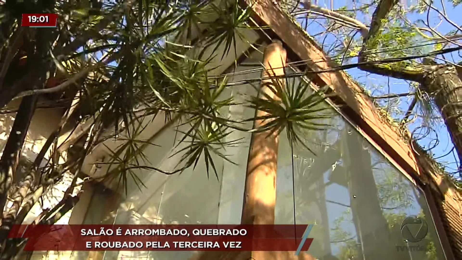 Salão é arrombado, quebrado e roubado pela terceira vez na Praia da Costa