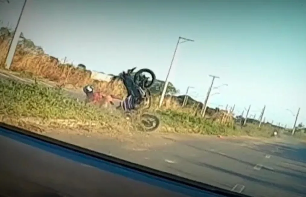 VÍDEO | Motociclistas fazem manobras proibidas, provocam perseguição e acidente na Serra