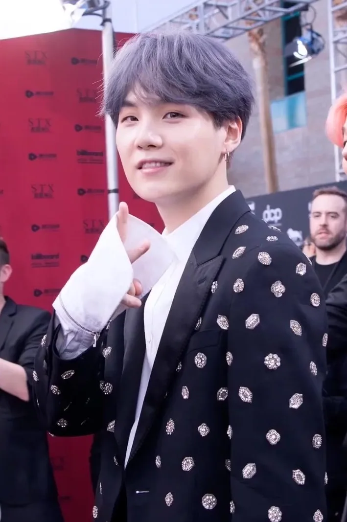 Suga, integrante do BTS, testa positivo para covid-19