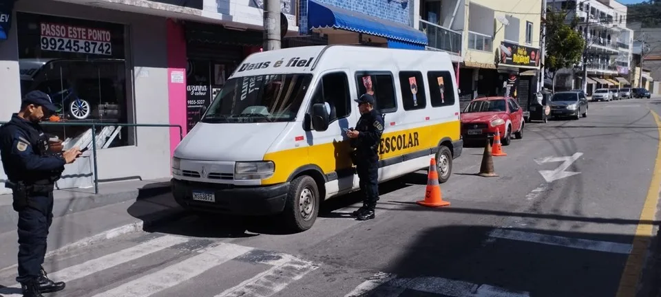 Blitz em Vitória retira vans escolares irregulares de circulação