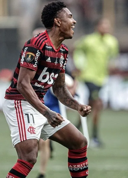 Vitinho diz que broncas de Jorge Jesus são piores no vestiário do Flamengo