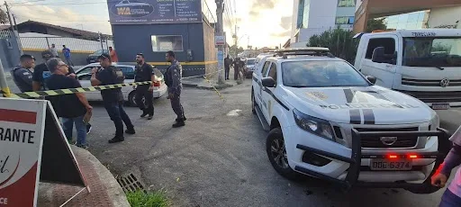 Homem morre após ser baleado dentro de carro na Serra