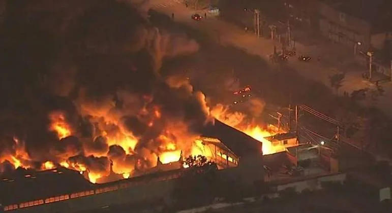 Incêndio de grandes proporções atinge galpão em Guarulhos