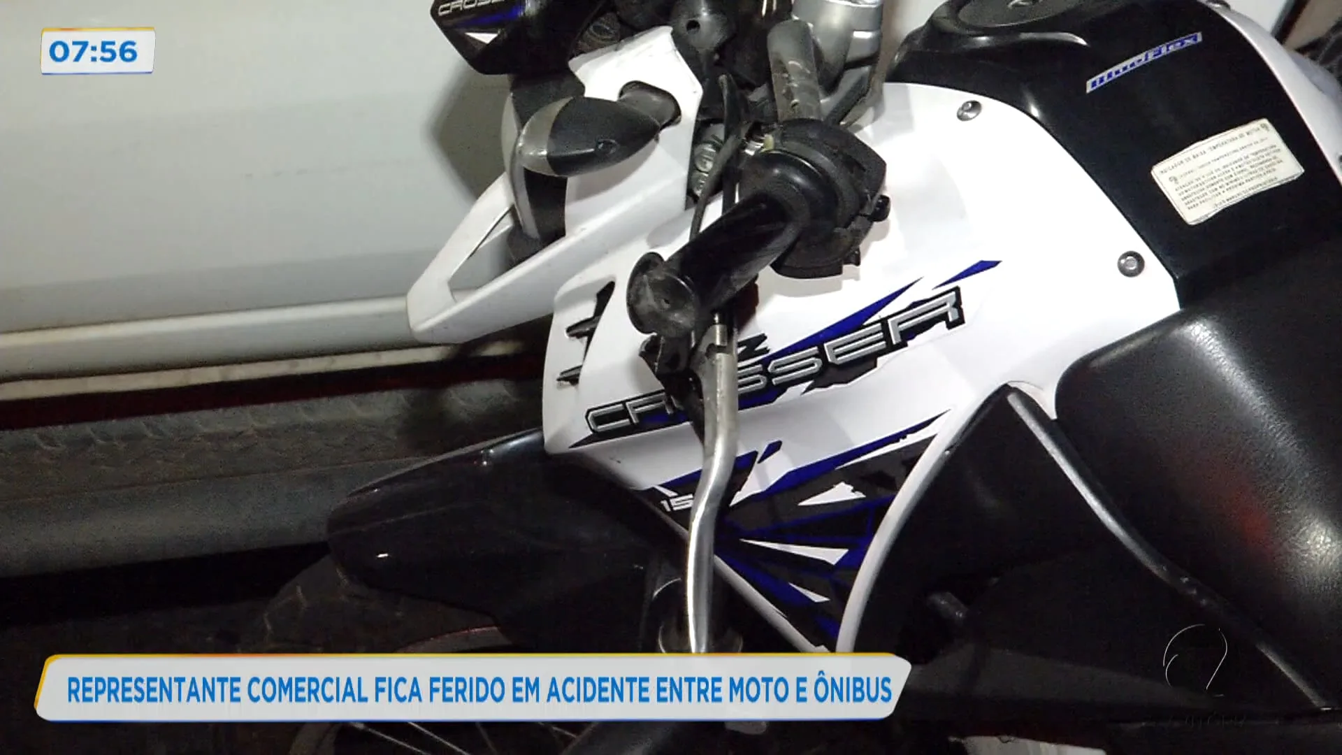 Representante comercial fica ferido em acidente entre moto e ônibus