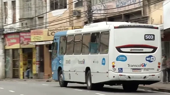 Com poucos ônibus nas ruas, paralisação no Transcol continua