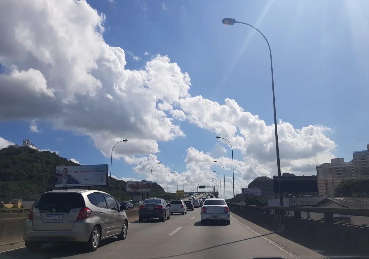 Ônibus quebrado e acidente: tarde começa com trânsito lento na Terceira Ponte