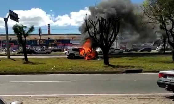 Assaltantes batem carro em poste e veículo pega fogo durante perseguição na BR-101