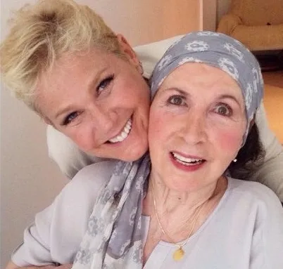 Xuxa fala sobre estado de saúde de sua mãe: “Se engasga até com saliva”