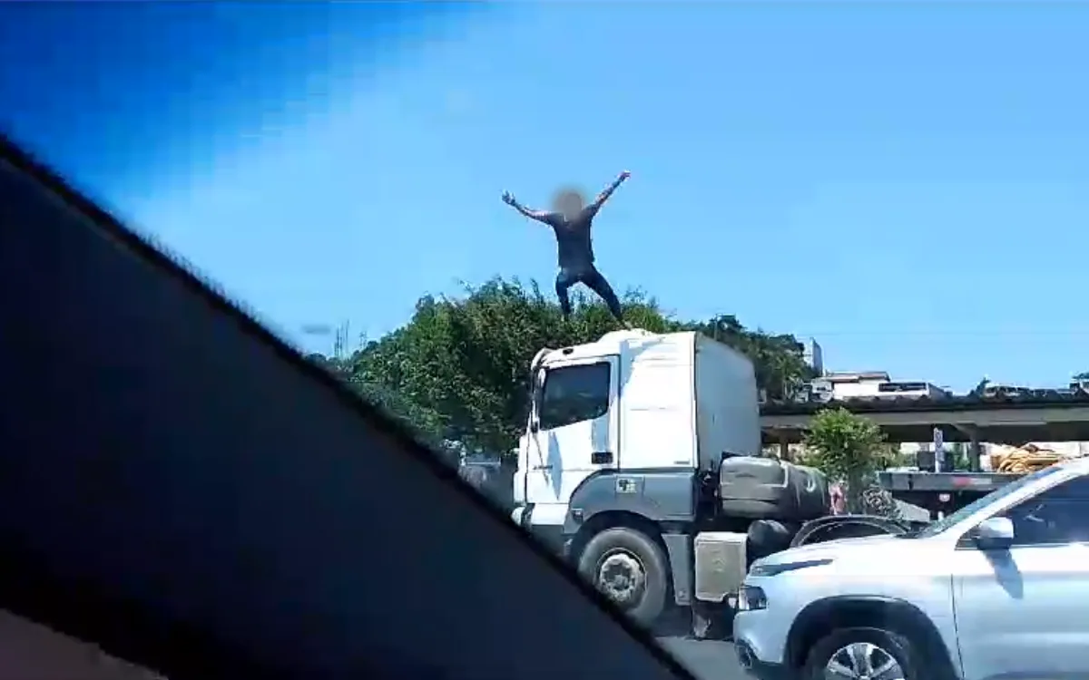 VÍDEO | Homem sobe em carreta e pula em cima de carro em movimento em Cariacica