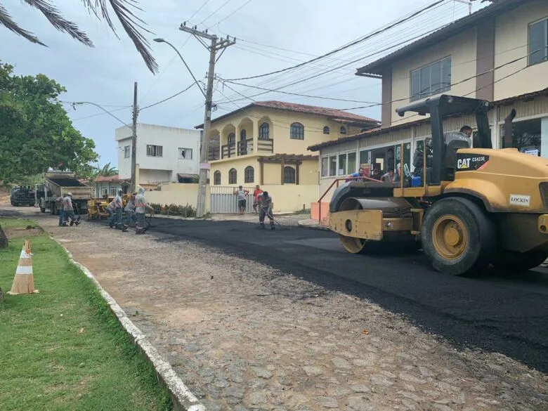 A dias das eleições, comunidade de Guaibura recebe asfalto esperado por anos, em Guarapari