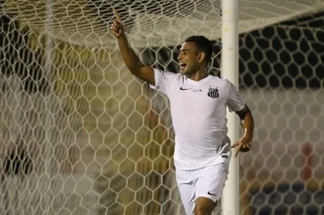 RIBEIRAO PRETO 08-03-2015 ESPORTES CAMPEONATO PAIULISTA 2015 Botafogo SP recebe a equipe do Santos pela oitava rodada do Campeonato Paulista. O jogo acontece no estadio Santa Cruz, em Ribeirao Preto. Santos abre o placar. CELIO MESSIAS.