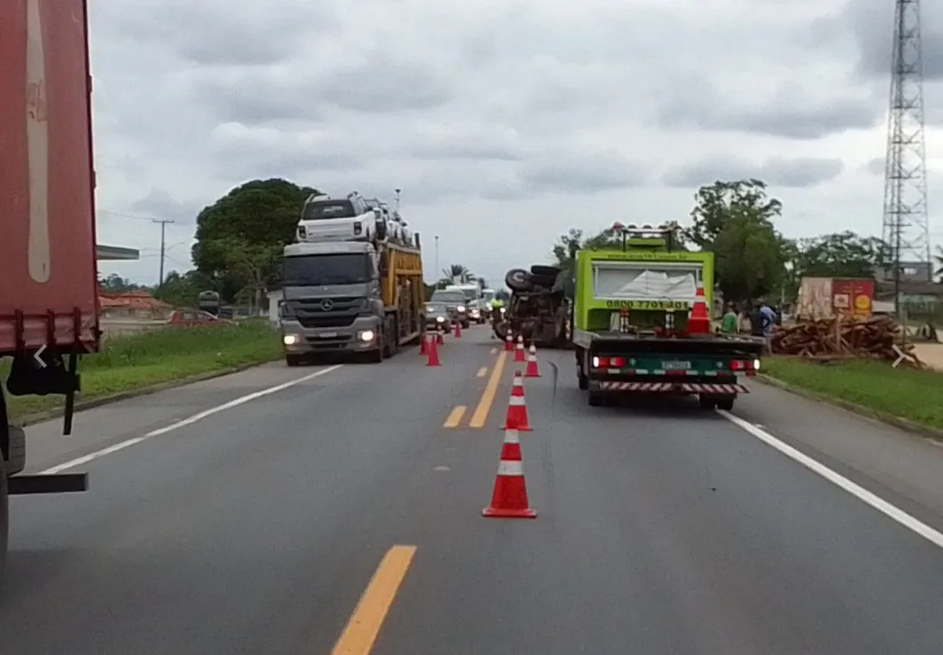 Duas pessoas ficam feridas após carreta tombar na BR-101, em Jaguaré