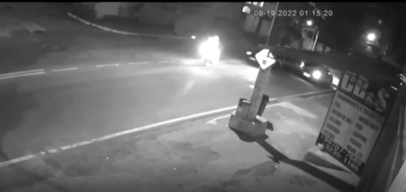 VÍDEO | Carro invade contramão e atropela motoboy em Vitória