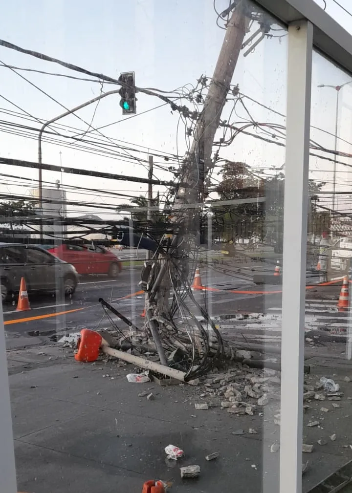 Impressionante: vídeo mostra momento em que motorista atinge poste em Camburi