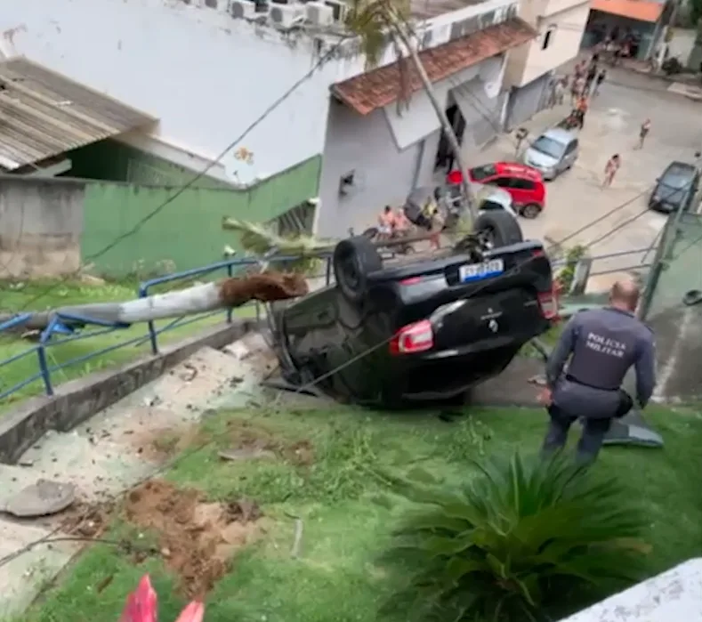 VÍDEO | Carro capota e cai em escadaria durante perseguição em Vila Velha