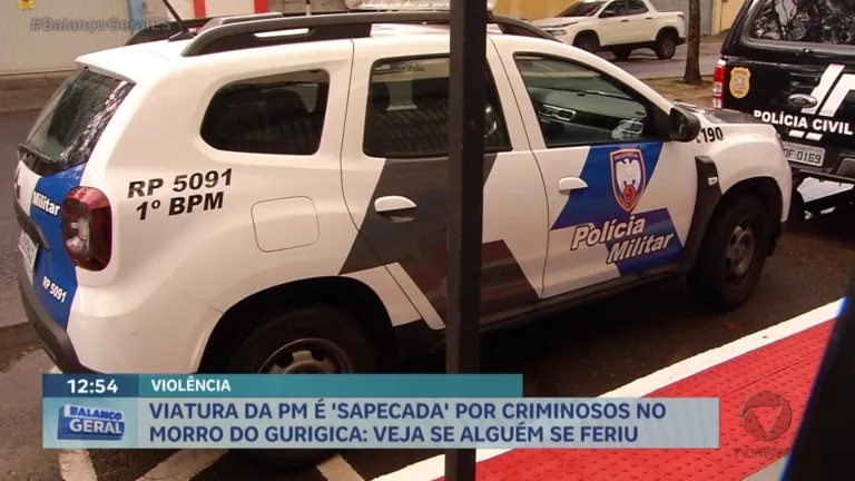 Viatura da polícia é atingida por tiros durante ataque em Vitória Viatura da polícia é atingida por tiros durante ataque em Vitória
