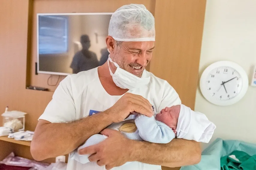 Após nascimento de Rayan, Malvino Salvador posa orgulhoso para as câmeras com o bebê no colo