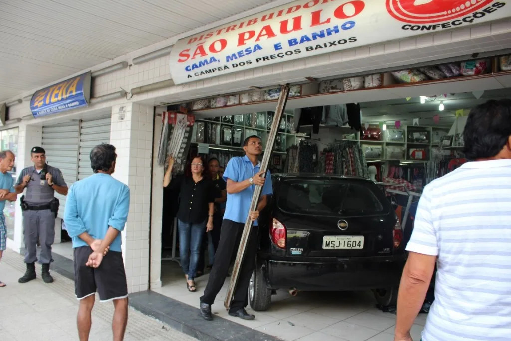 Motorista perde controle da direção e carro invade loja de roupas em Guarapari