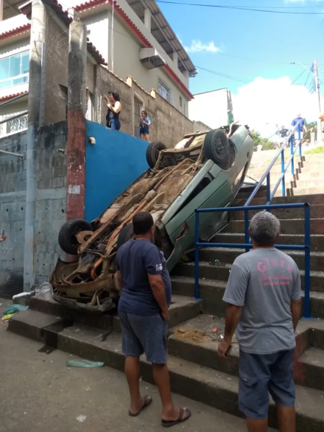 VÍDEO | Carro capota e cai em escadaria de Cariacica