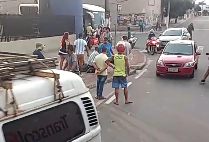 Homem é capturado e agredido por passageiros após assaltar ônibus em Vila Velha