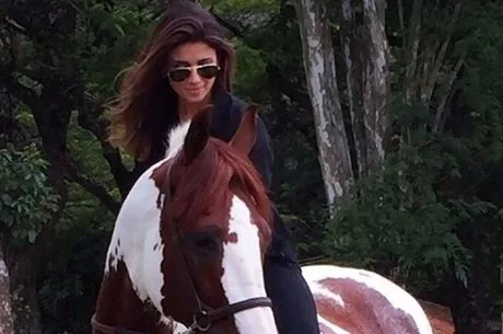 Paula Fernandes faz declaração de amor para cavalo e vira piada nas redes sociais