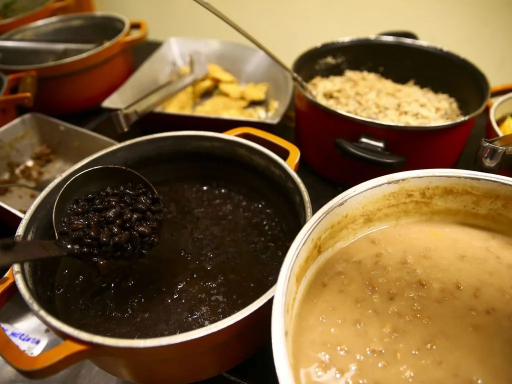 Comida servida em restaurante em Brasília.