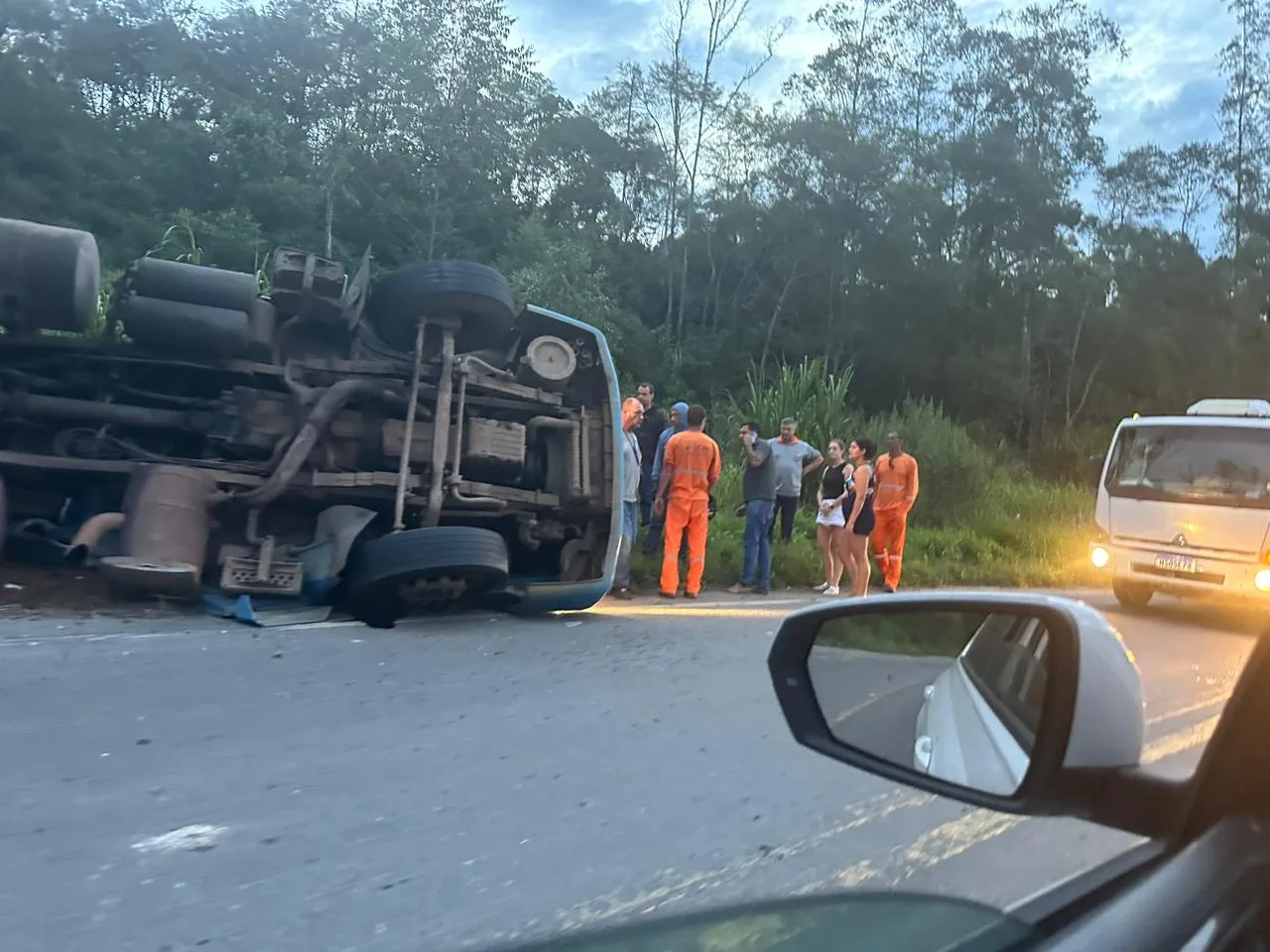 Motorista morre após caminhão tombar na BR-262, em Marechal Floriano