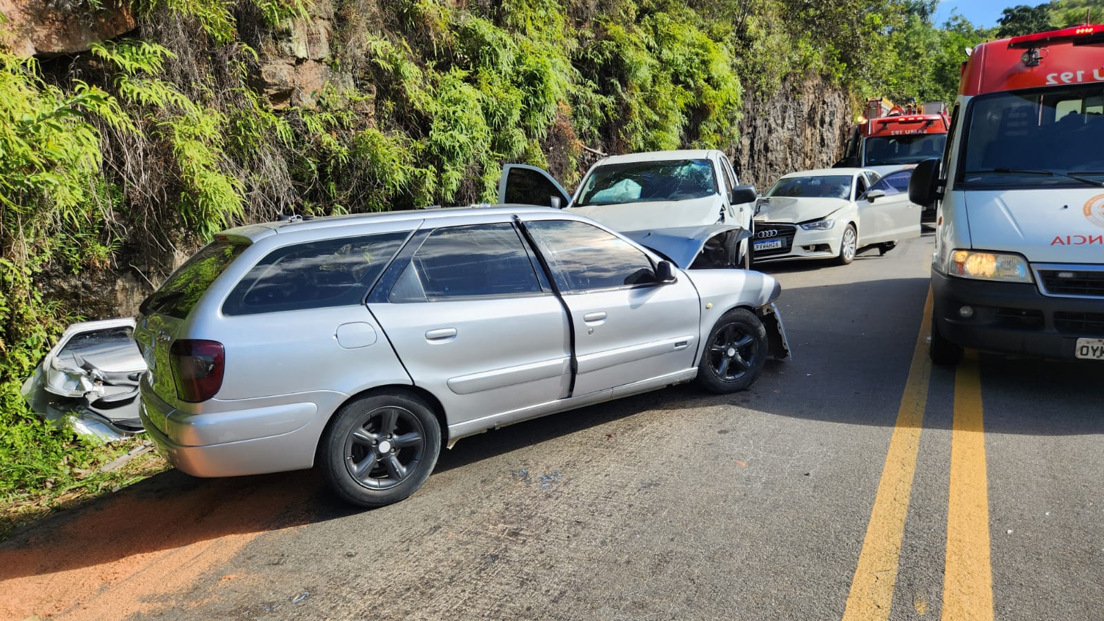 Acidente com três veículos deixa vítimas presas às ferragens em Domingos Martins