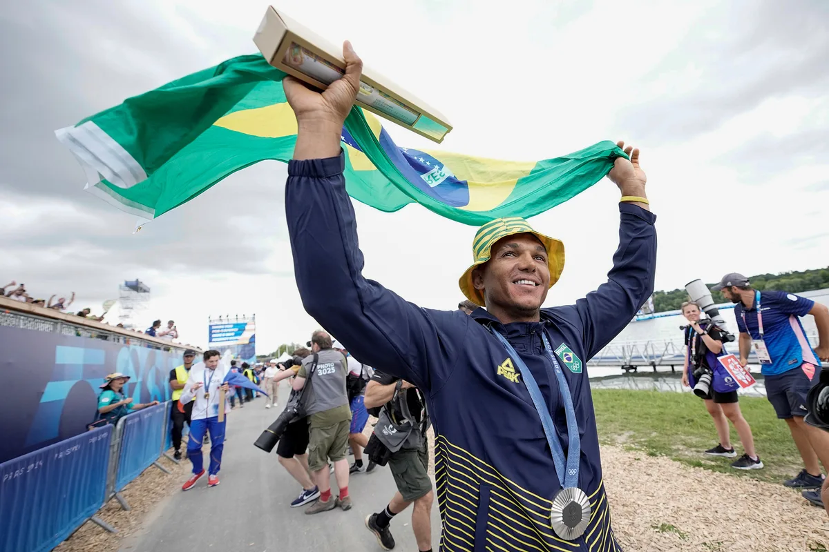 2024.08.09 – Jogos Olímpicos Paris 2024 – Canoagem – Isaquias Queiroz celebra a conquista da medalha de prata. Foto: Alexandre Loureiro/COB.