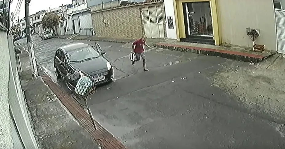 VÍDEO | Assaltante obriga vítima a ligar carro, não consegue dar partida e foge sem levar nada