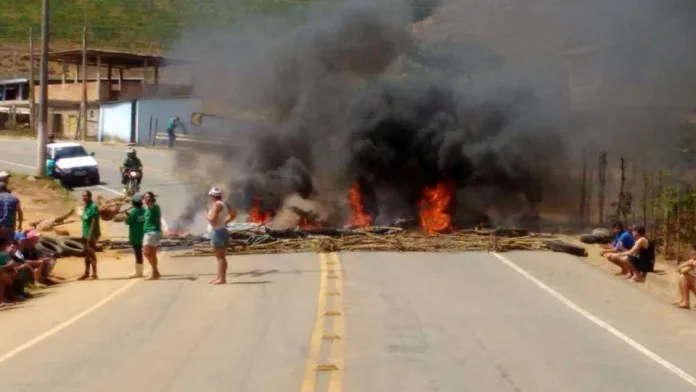 Moradores de Afonso Cláudio protestam por construção de quebra-molas em rodovia