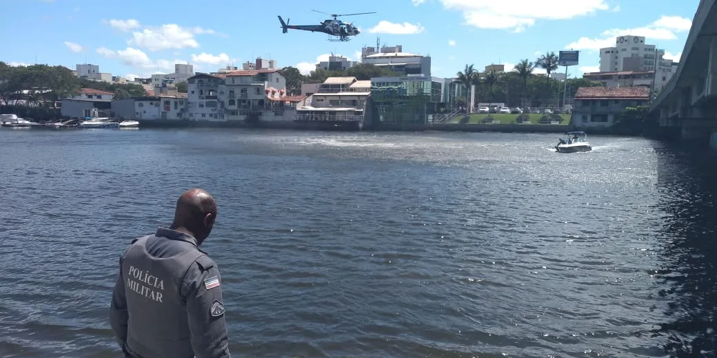 VÍDEO I Adolescente pula de ponte para fugir de polícia; helicóptero e lancha foram usados na captura